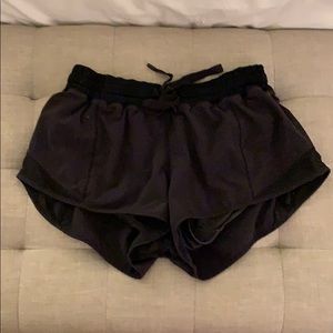 lululemon hotty hot short 2.5"